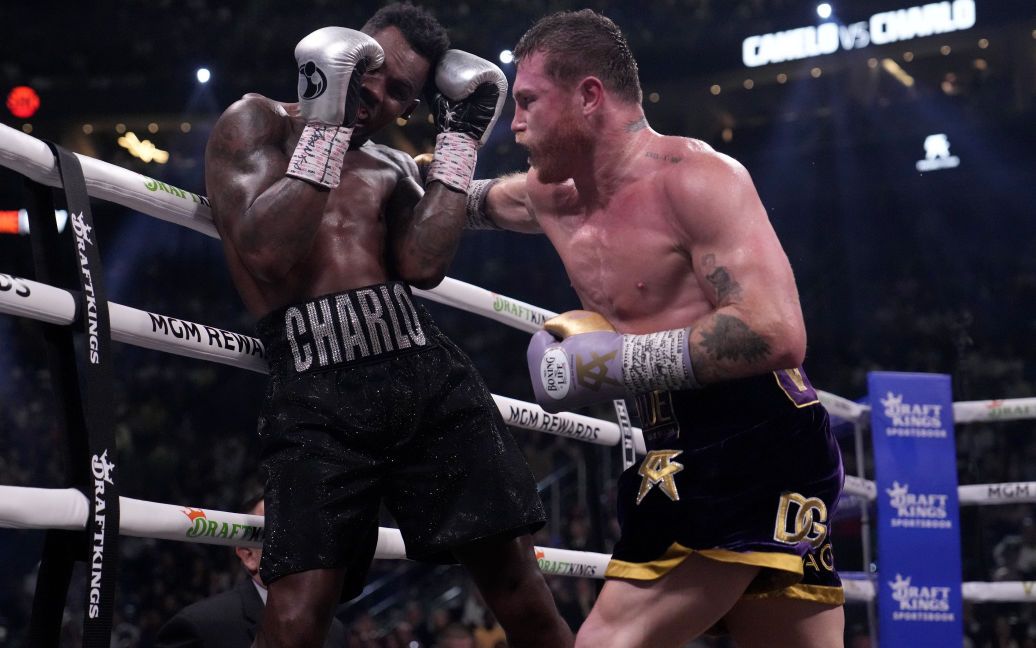 Тотальне домінування: “Канело” з нокдауном розбив Чарло у бою двох абсолютних чемпіонів світу