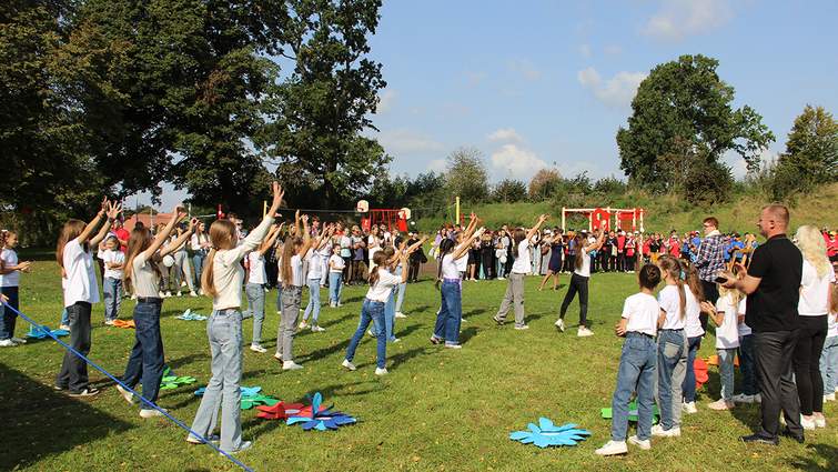 У чотирьох школах західних областей України встановили сучасні спортивні майданчики