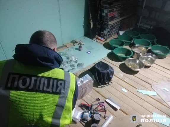 Поліціянти Прикарпаття ліквідували канали збуту заборонених наркотичних речовин