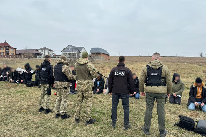 На Буковині правоохоронці затримали мікроавтобус із 34-ма ухилянтами