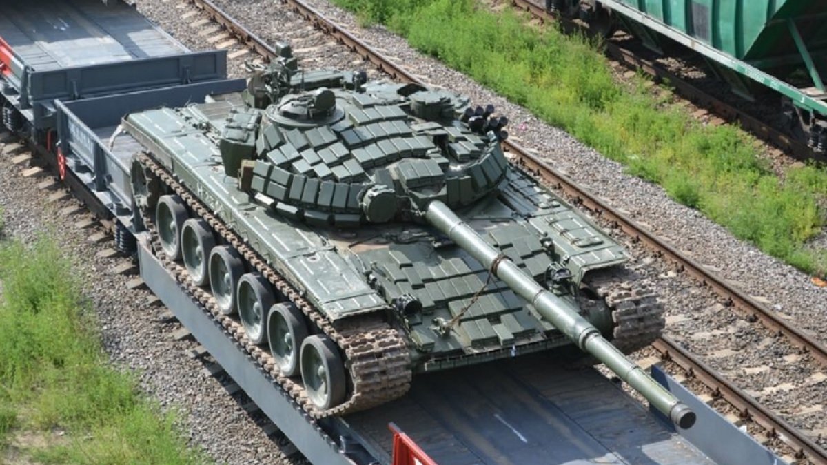 Железнодорожные перевозки военной. Танк т-72 на платформе. Эшелон танков т-80. Эшелон с т 72. Танк на железнодорожной платформе.